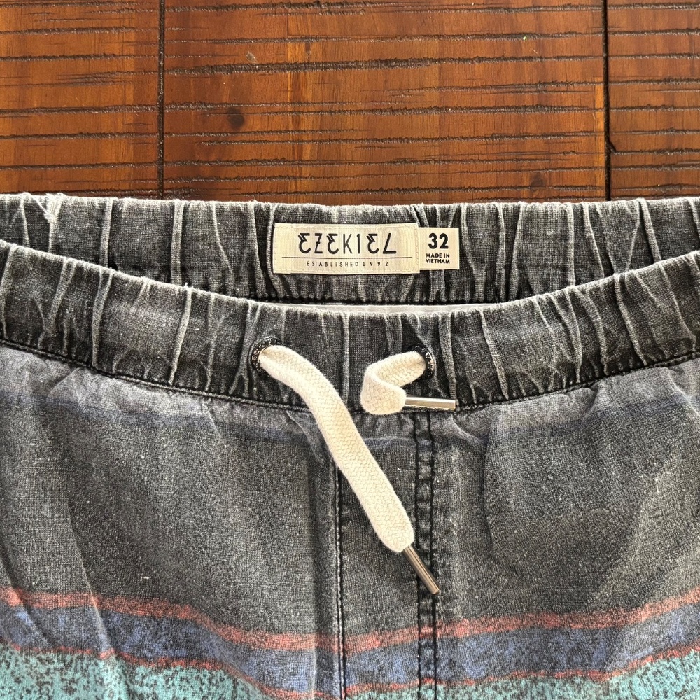Men's Pattern Shorts - Picture 3 of 6